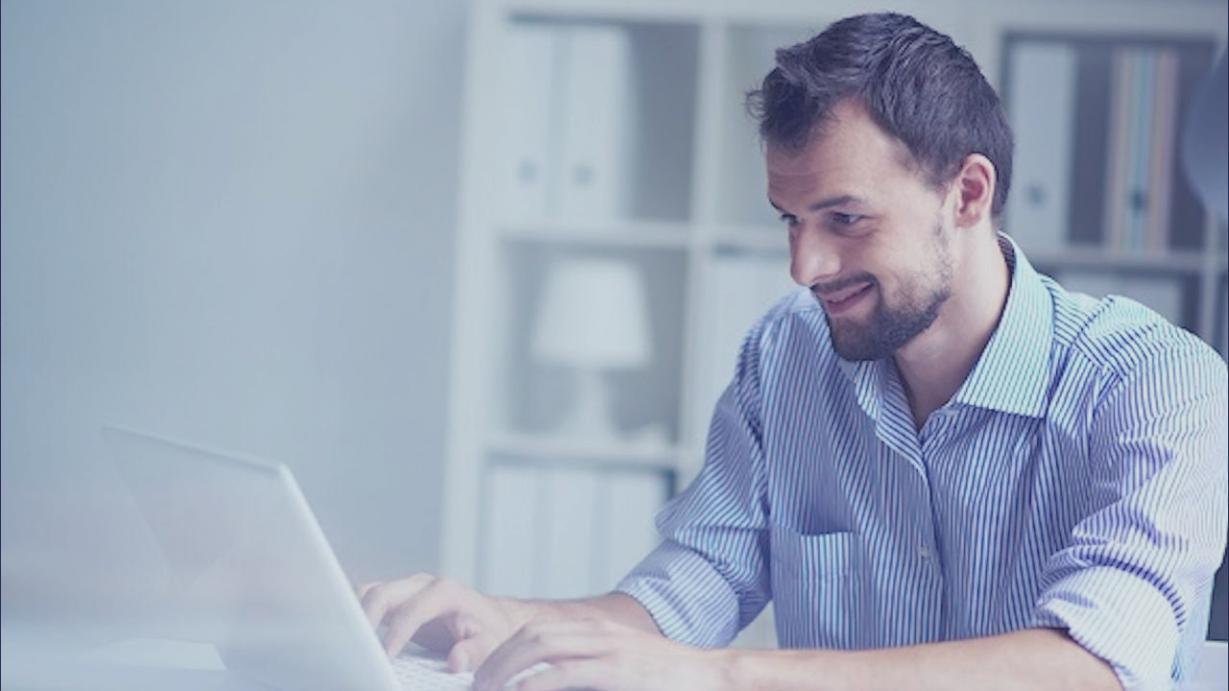 Specialist bespreekt financieel plan met klant